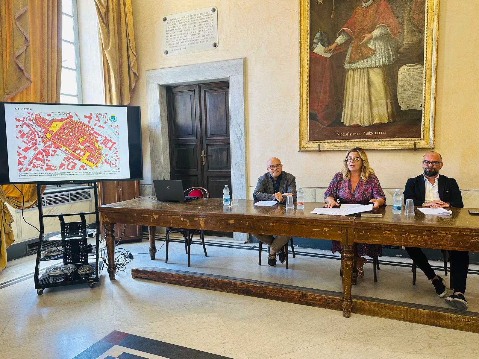 Commercio presentazione intesa in conferenza stampa