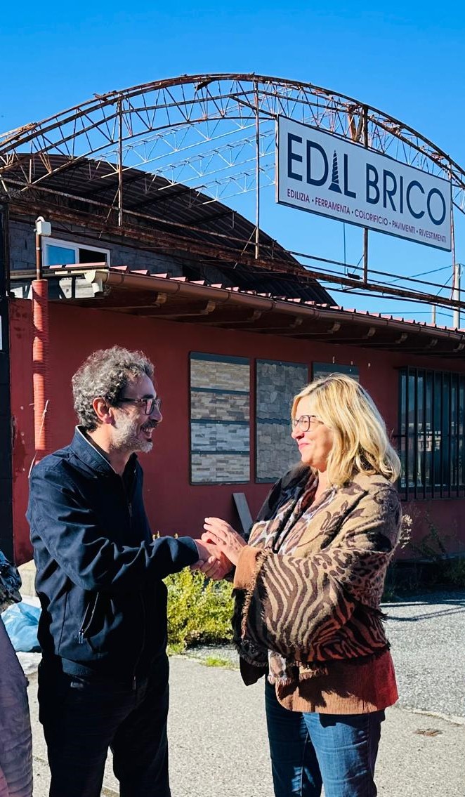 Consegna chiavi capannone foto archivio